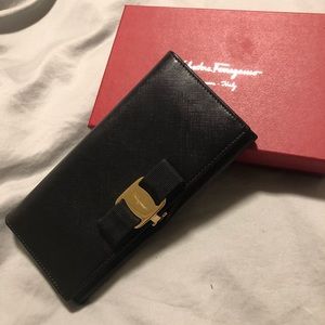 BNIB AUTHENTIC Ferragamo vara wallet